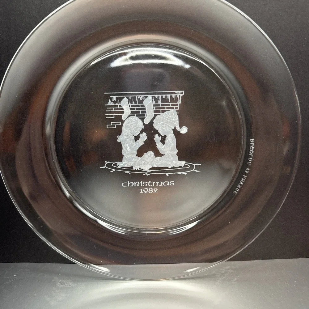 Vintage Arcoroc France Christmas 1982 Glass Plate‎ Children Pray Fireplace 7.5
